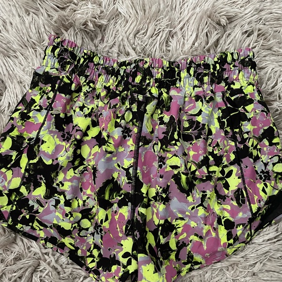 lululemon hotty hot short high rise 2.5” - Picture 4 of 4